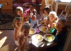 Un grupo de niños alrededor de una mesa | Recurso educativo 728956